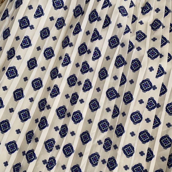 DIP Pleated skirt - Picture 2 of 3